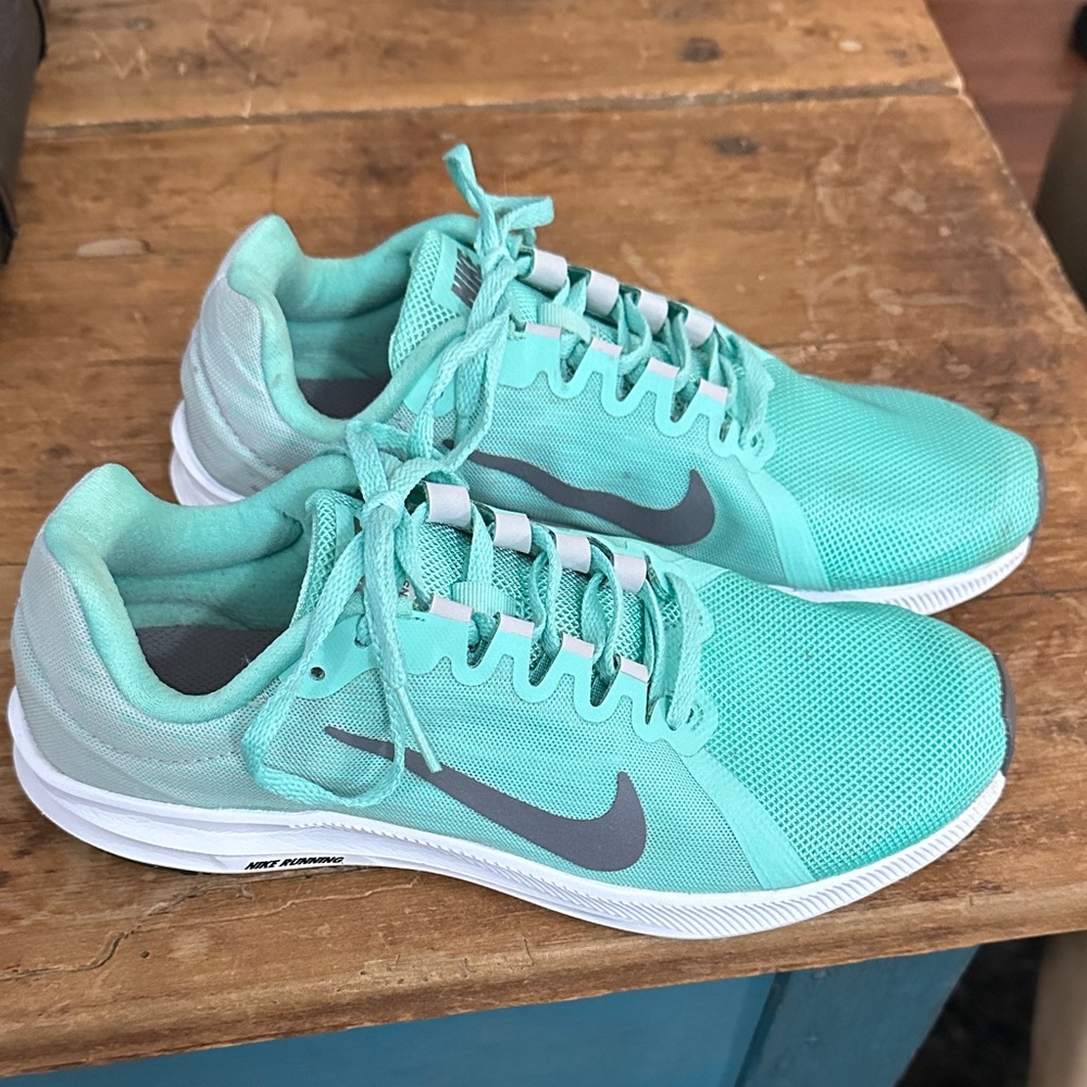 Nike Women's Mint Green Athletic Running Shoes with Gray Swoosh